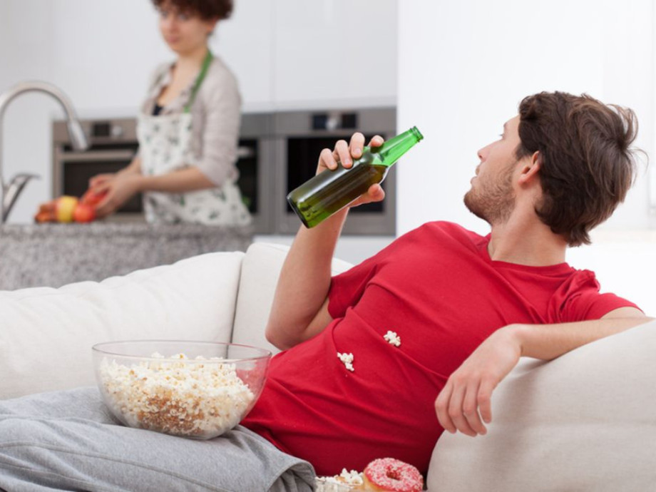 Мужчина не хочет помочь обнаглел и сел на шею женщине