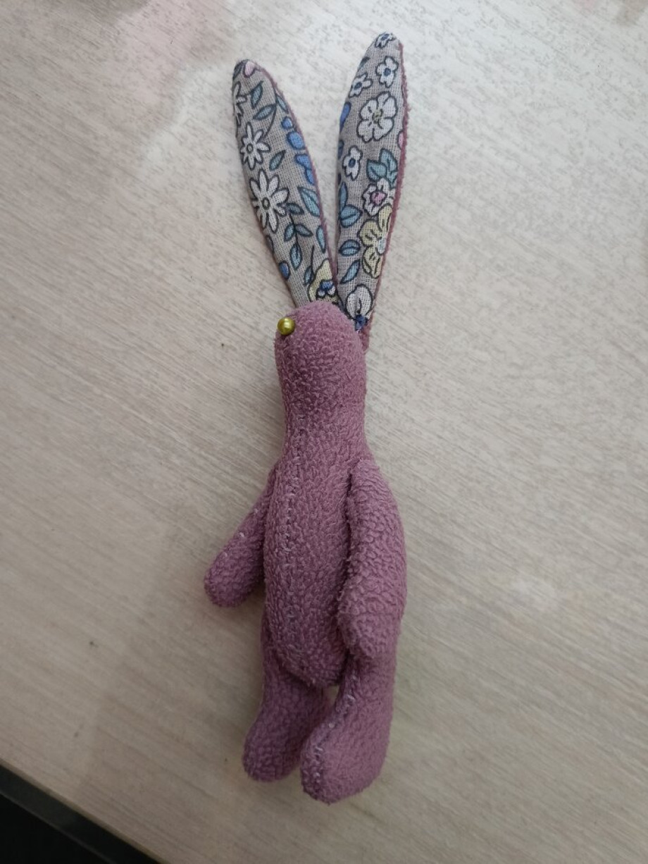 Игрушка в руках реб нка