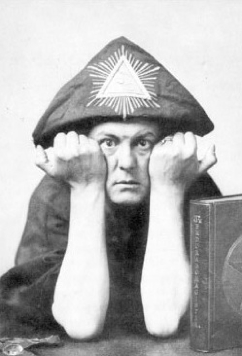 Разбор личности создателя Таро Тота